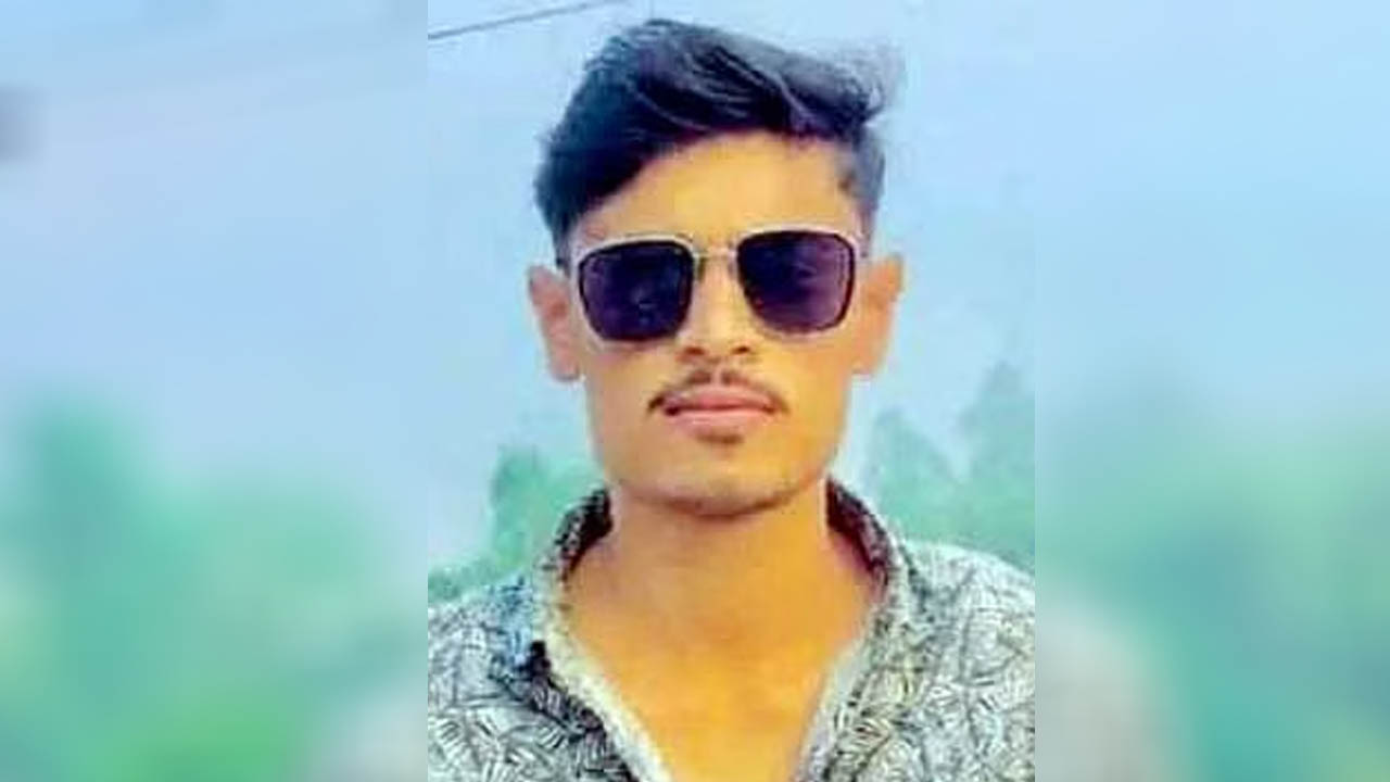 পুকুরপাড়ে দাঁড়িয়ে থাকা কলেজ ছাত্রের প্রাণ নিল পিকআপ