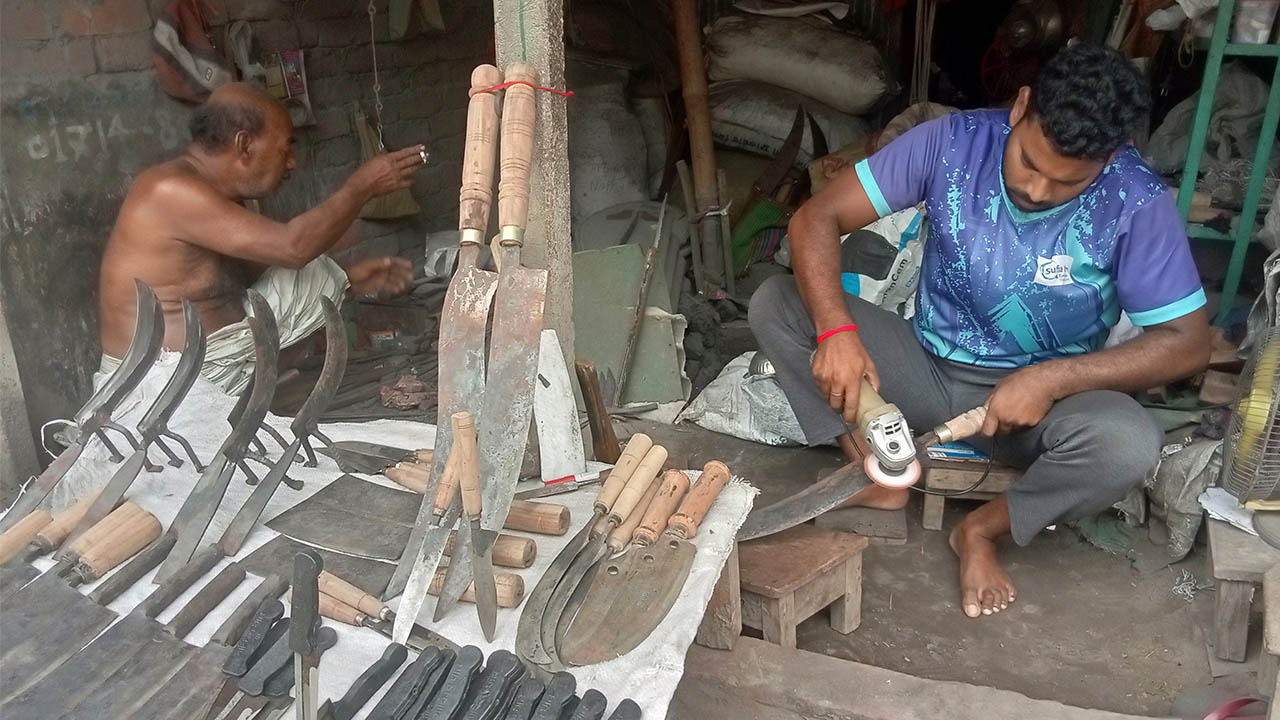 শেষ মুহুর্তের ব্যস্ত সময় পার করছে সিরাজগঞ্জের কামারশিল্পীরা