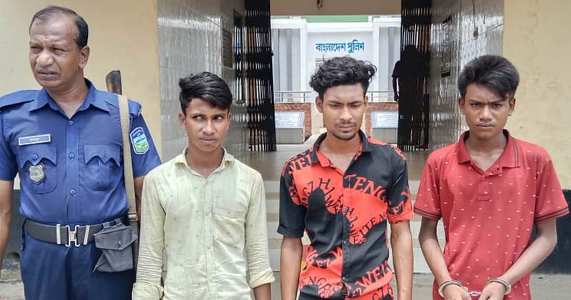 বাসে গার্মেন্টস কর্মীকে ধর্ষণের চেষ্টা, রাস্তায় লাফ দিয়ে রক্ষা