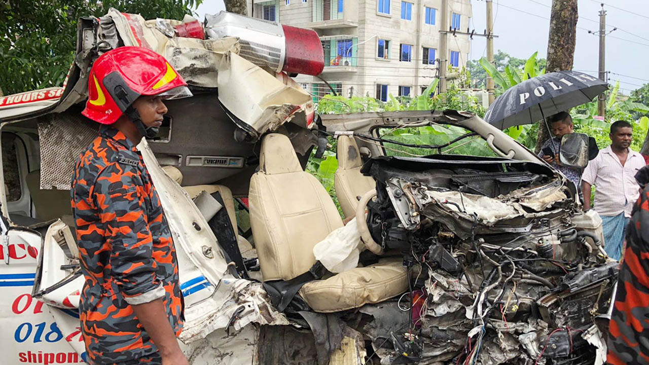 গোপালগঞ্জে ট্রাক-অ্যাম্বুলেন্স মুখোমুখি সংঘর্ষে ৪ জন নিহত