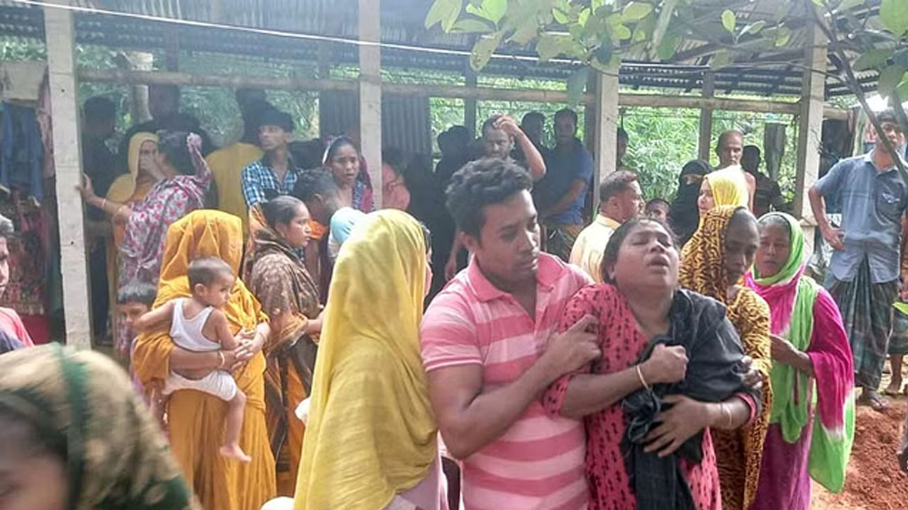 নেত্রকোণায় সড়কের পাশের গর্তে ডুবে ভাই-বোনের মৃত্যু