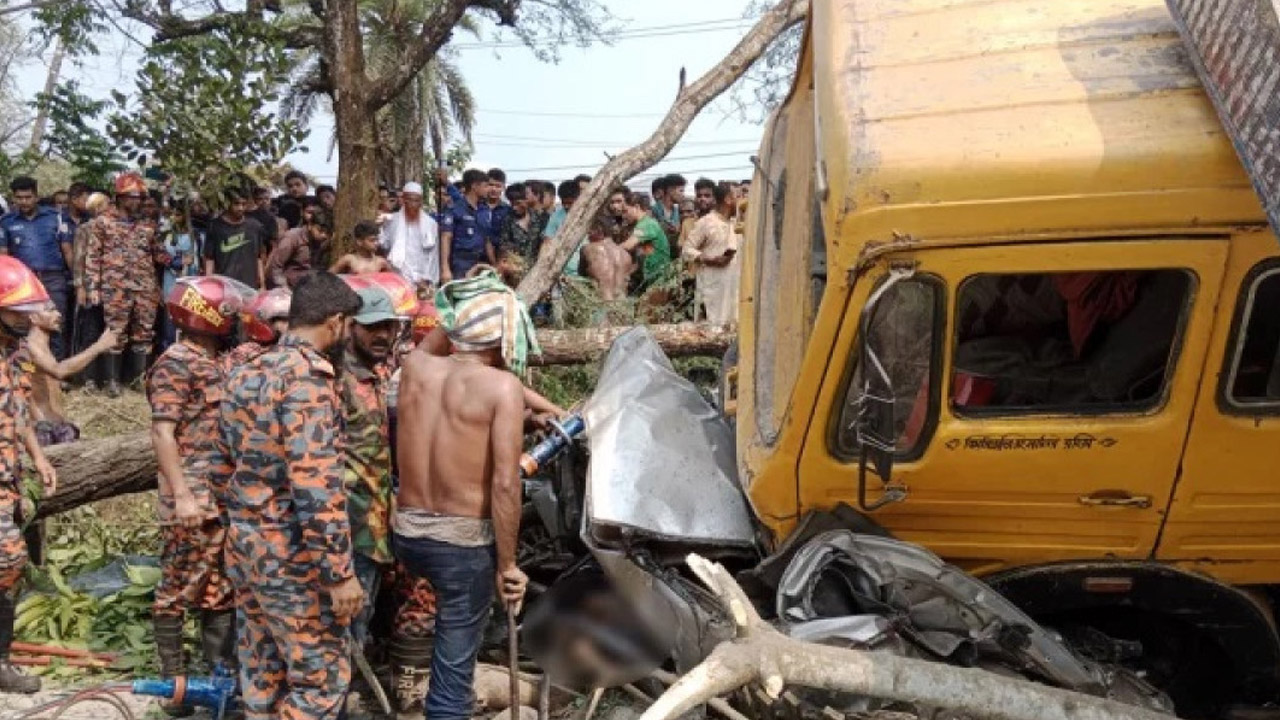 ঝালকাঠিতে ত্রিমুখী সংঘর্ষে নিহত ১২