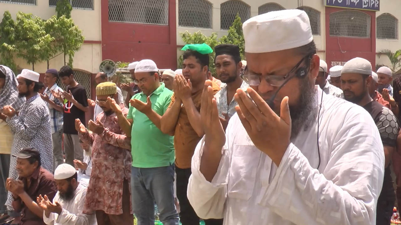 কুষ্টিয়ায় তীব্র তাপদাহ থেকে রক্ষা পেতে বৃষ্টির জন্য সালাতুল ইস্তিকার নামাজ আদায়