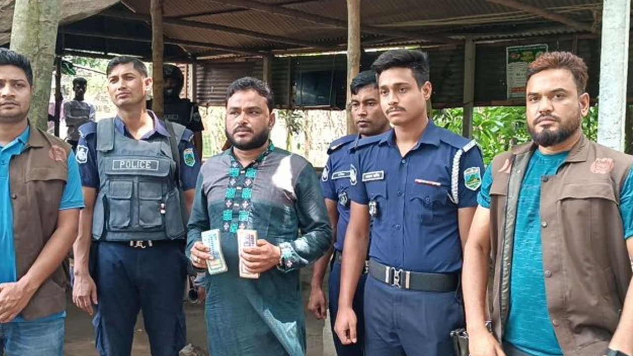 ভোটকেন্দ্র থেকে টাকাসহ ইউপি চেয়ারম্যান আটক