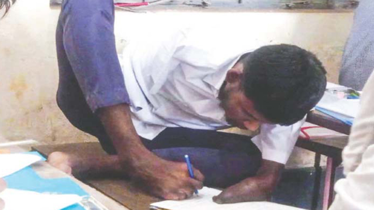পা দিয়ে লিখে জিপিএ-৫ পেল সীতাকুণ্ডের রাব্বি