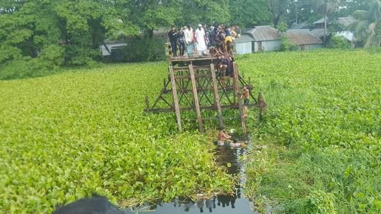 বরগুনায় সেতু ভেঙে মাইক্রোবাস খালে, নিহত ১০ বরযাত্রী