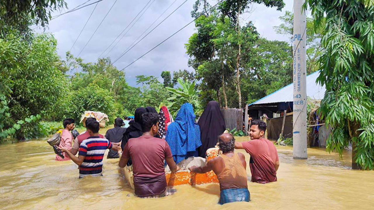 বন্যায় মৃত্যু ১৫, বিপর্যস্ত জনপদ বিপন্ন মানুষ বাঁচার আকুতি