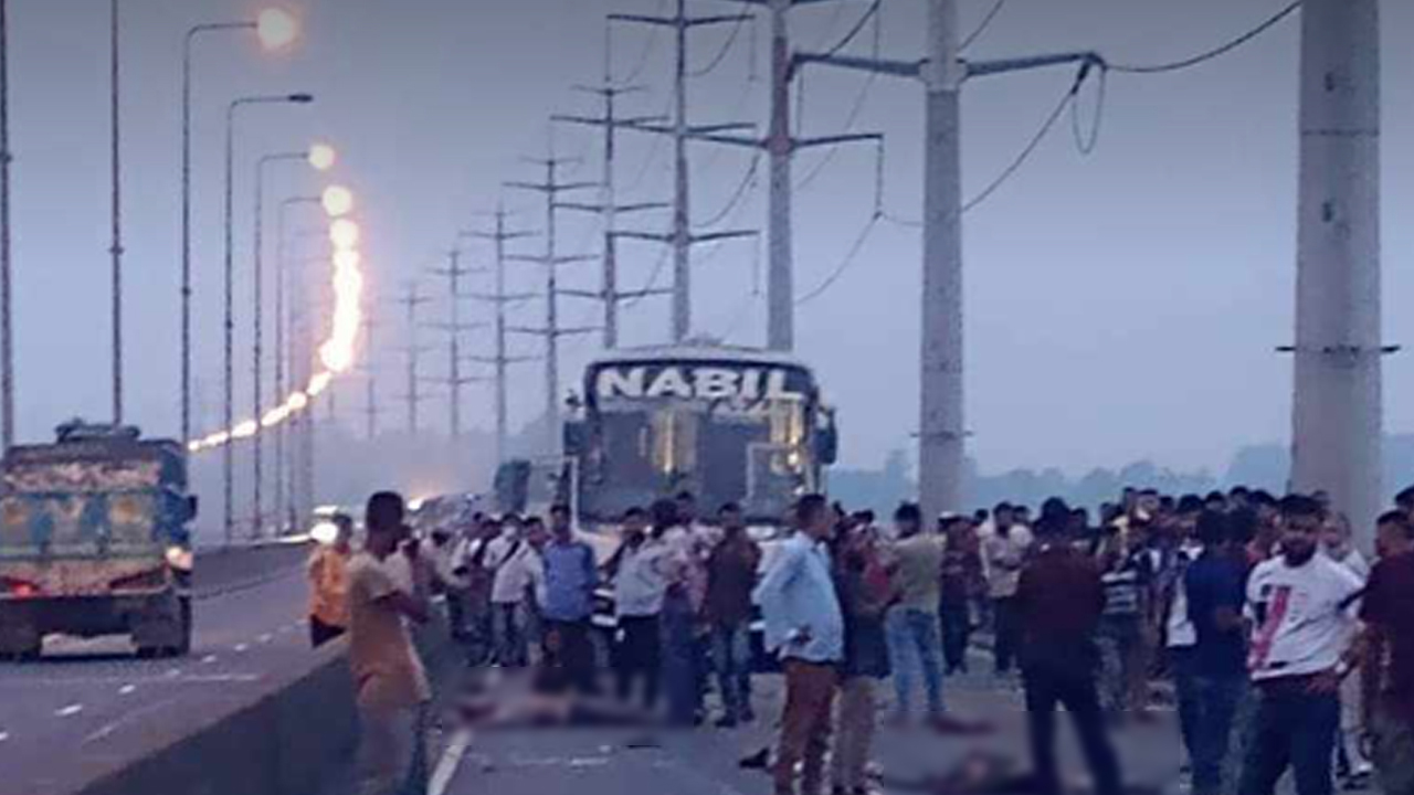 সিরাজগঞ্জে ট্রাকের পেছনে বাসের ধাক্কা, বাবা-ছেলেসহ নিহত ৩
