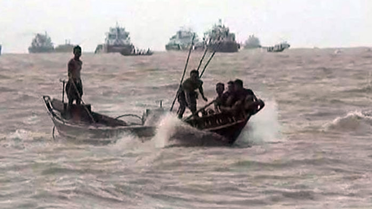 মেঘনায় সাতটি মাছ ধরার ট্রলার ডুবি, নিখোঁজ ৩০ জেলে