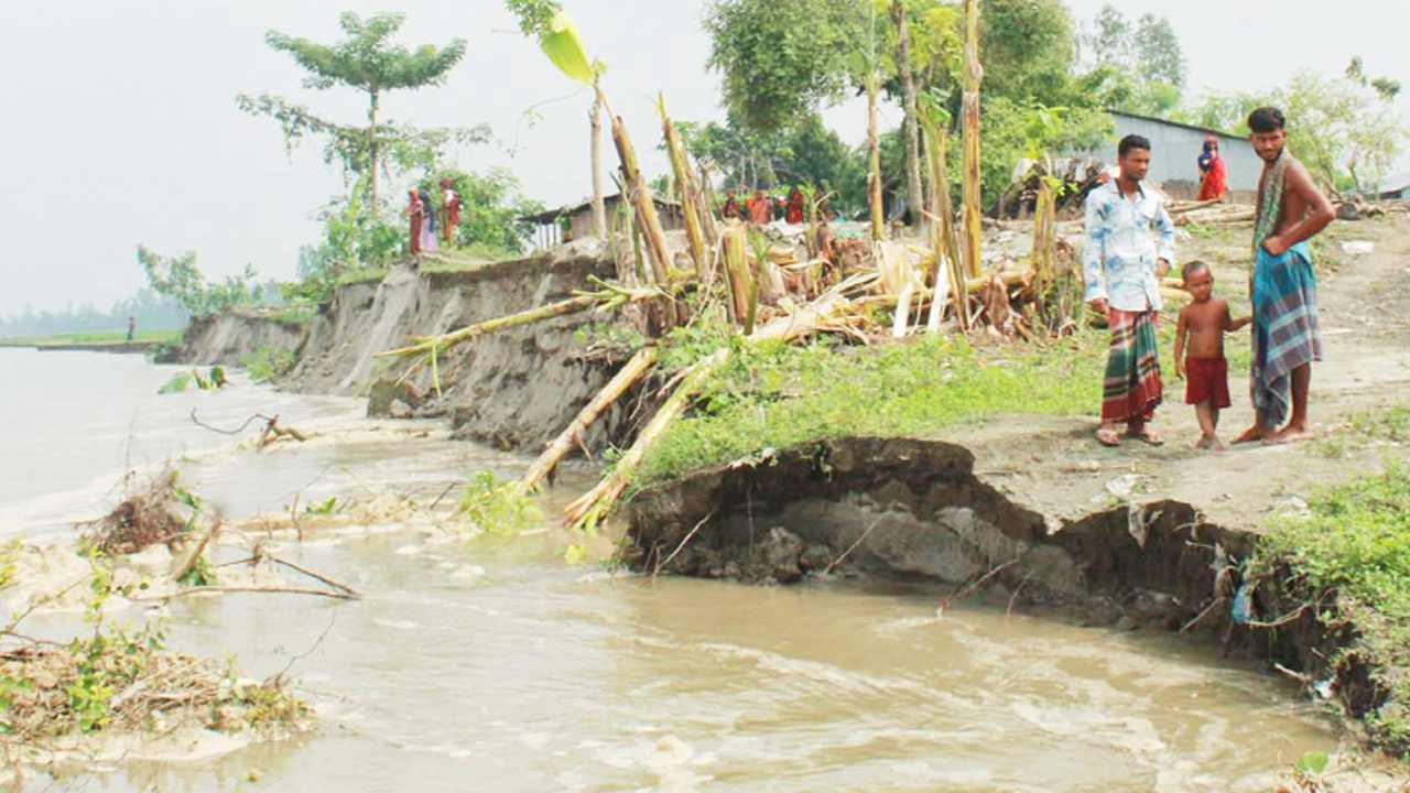 গাইবান্ধায় যমুনার ভাঙনে বিলীন তিন শতাধিক ঘরবাড়ি
