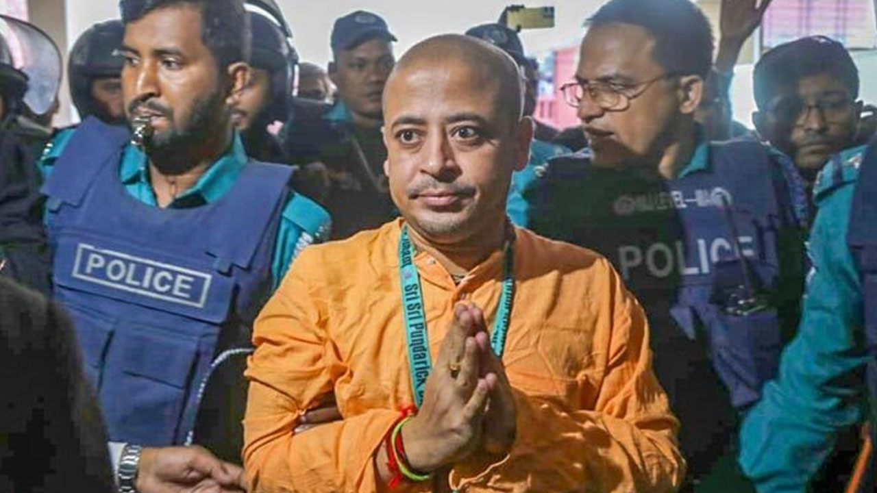 চিন্ময় দাশসহ ইসকনসংশ্লিষ্ট ১৭ জনের ব্যাংক হিসাব অবরুদ্ধ