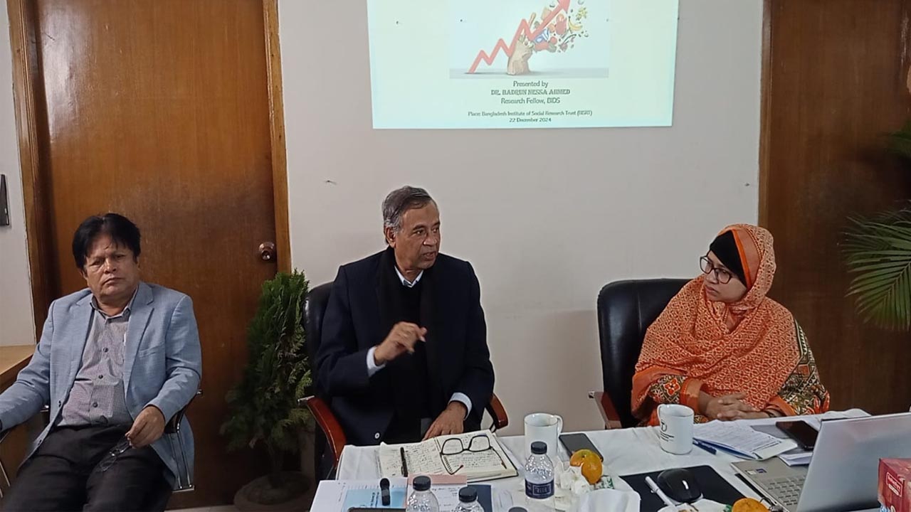 চাঁদার দোহাই দিয়ে ব্যবসায়ীরা ভোক্তাদের কাছে দ্রব্যমূল্য বৃদ্ধির একটি শক্ত যুক্তি দাঁড় করাতে সমর্থ হয়েছে : ড. খুরশিদ আলম