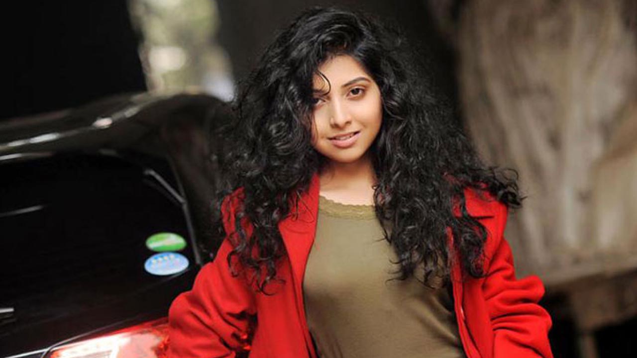 বিয়ে করেছেন পড়শি