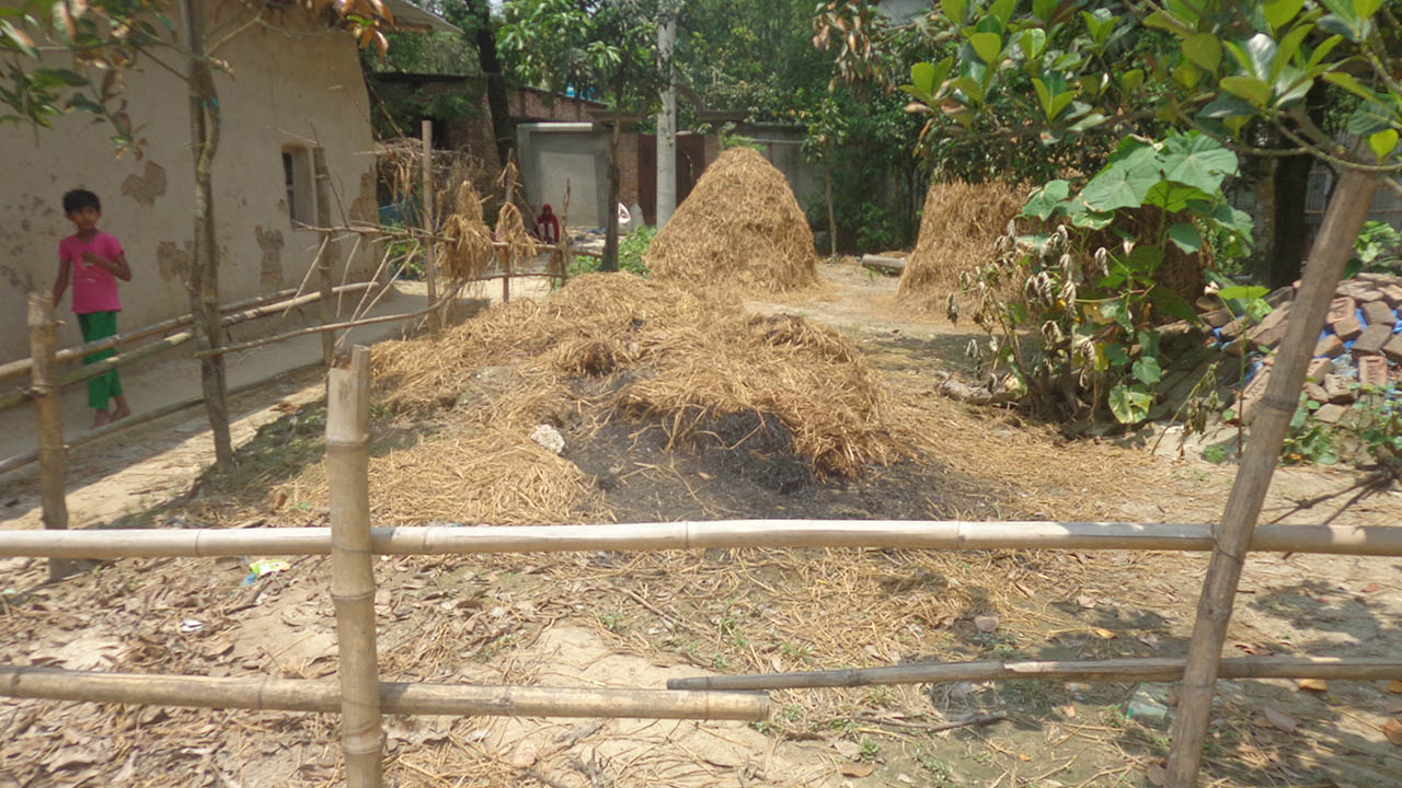 ফুলবাড়ীতে জমিজমার বিরোধের জেরে আগুন