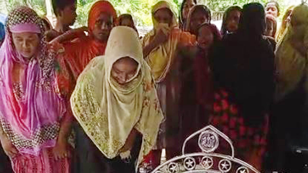 কুষ্টিয়ায় গৃহবধূর মরদেহ কবরস্থানে নেওয়ার পথে আটকে দিল পুলিশ